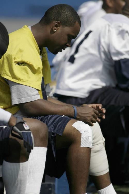 John Woods / Winnipeg Free Press / August 6 2006 - 060808 - An injured Kevin Glenn warms the bench during practice Tuesday, August 8/06.