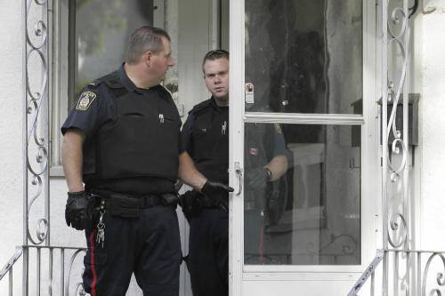 John Woods / Winnipeg Free Press / September 2 2006 - 060902 - Cops investigate an assault with an axe at 209 Spence Saturday, September 2/06.