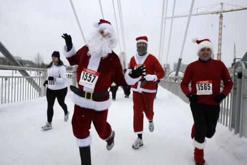 MIKE.DEAL@FREEPRESS.MB.CA 101204 - Saturday, December 04, 2010 - Over 450 participants in the annual Santa Shuffle at the Forks raise money for the Sally Ann Fund. MIKE DEAL / WINNIPEG FREE PRESS