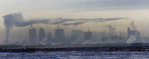 KEN GIGLIOTTI / WINNIPEG FREE PRESS / Dec 8 2010 Äì  STDUP Äì  COLD DAY IN THE PEG  -Weather  The Winnipeg city skyline is encased  in  ice crystal fog   with temps dipping  to -19 temps C  at 9am