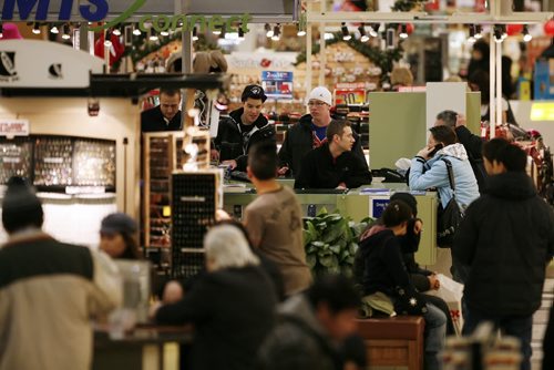 December 17, 2010 - 101217  - Winnipeggers hit the mall for Christmas shopping at Polo Park on Friday, December 17, 2010. Manitobans had the highest increase in household spending last year and the trend continues this year. John Woods / Winnipeg Free Press
