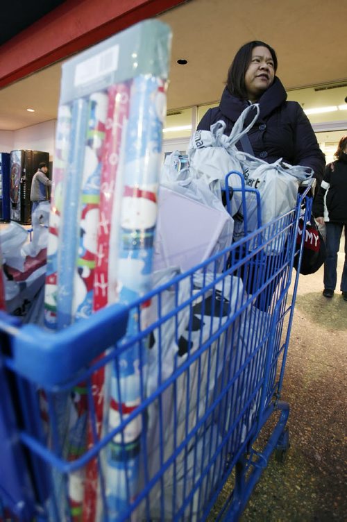 December 18, 2010 - 101218  -  Rodel Beltran does some last minute shopping in Winnipeg on Saturday, December 18, 2010.  John Woods / Winnipeg Free Press