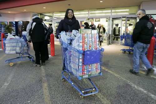 December 18, 2010 - 101218  -  Rodel Beltran does some last minute shopping in Winnipeg on Saturday, December 18, 2010.  John Woods / Winnipeg Free Press