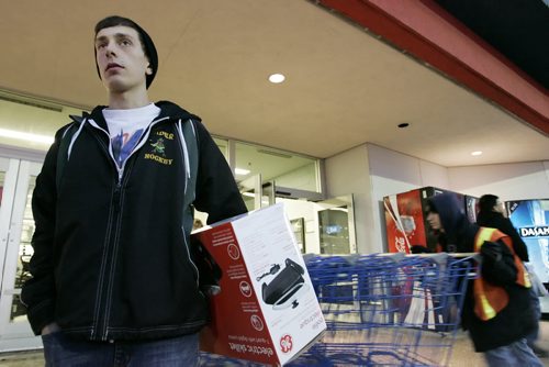 December 18, 2010 - 101218  -  Dustin Mikkelson Cabot does some last minute shopping in Winnipeg on Saturday, December 18, 2010.  John Woods / Winnipeg Free Press