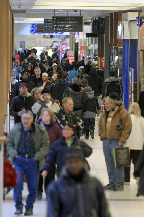 MIKE.DEAL@FREEPRESS.MB.CA 101224 - Friday, December 24, 2010 - Shoppers at Polo Park Shopping Centre get in some last minute deals on Christmas Eve Day. MIKE DEAL / WINNIPEG FREE PRESS