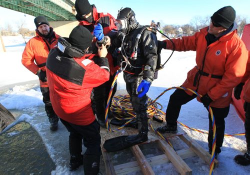JOE.BRYKSA@FREEPRESS.MB.CA Local- ( see story) -  A diver from the Winnipeg Police Underwater Recovery Team  prepares to make a dive Sunday morning in the icy waters of the Red River under the bridges of the Disraeli Freeway - Winnipeg police divers have joined forces with the  Canadian Amphibious Search Team in tandem dives to  look for the body of 6 year old Nathaniel Thorassie who fell through the ice and is prusumed drowned-  Jan 02, 2011- JOE BRYKSA/WINNIPEG FREE PRESS