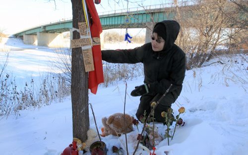 JOE.BRYKSA@FREEPRESS.MB.CA Local- ( see story) - Mother Mclaine Flett of missing 6 year old   Nathaniel Thorassie watches as Winnipeg Police Underwater Recovery Team  dive Sunday morning in the icy waters of the Red River under the bridges of the Disraeli Freeway  near a vigil she has set up since he has been missing- Winnipeg police divers have joined forces with the  Canadian Amphibious Search Team in tandem dives to  look for the body of 6 year old Nathaniel Thorassie who fell through the ice and is prusumed drowned on Dec 04, 2010-  Jan 02, 2011- JOE BRYKSA/WINNIPEG FREE PRESS