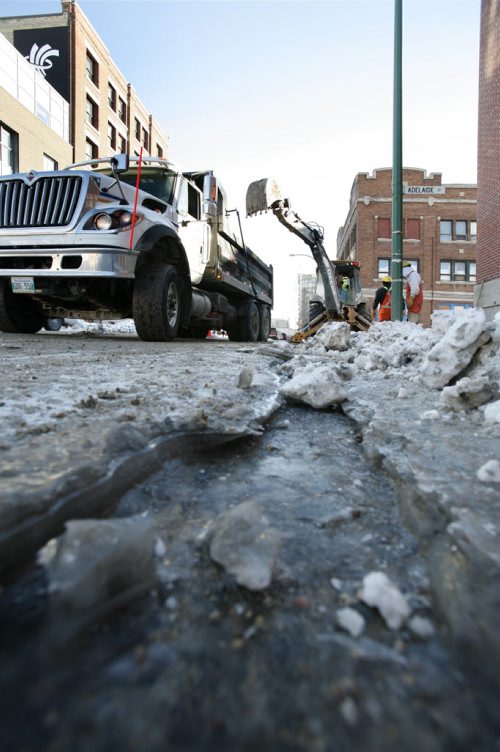 January 4, 2011 - 110104  - A Winnipeg city crew works on repairing a hydrant valve at the corner of Adelaide and William Tuesday afternoon, January 4, 2011. Red River College Princess Street campus was closed due to the repair. John Woods / Winnipeg Free Press