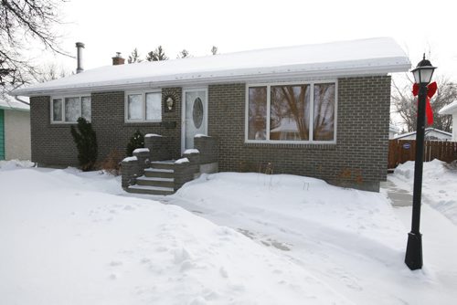 January 07, 2011 - 110107  -  172 Poplarwood Avenue for Sold homes features. Photographed Friday January 07, 2011.    John Woods / Winnipeg Free Press