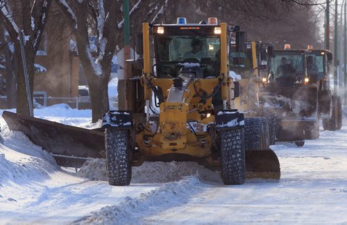 JOE.BRYKSA@FREEPRESS.MB.CA Local- ( see  story) -The City of Winnipeg intends to clear major streets of snow tonight, which means there will be no parking allowed on snow routes between midnight and 6 a.m.- Here crews clear Fife St Monday morning-  JOE BRYKSA/WINNIPEG FREE PRESS- JAN 17, 2011