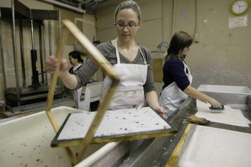 John Woods / Winnipeg Free Press / October 6, 2006 - 061006 - Dianne Thompson (c), Jami Gasmena (L) and Devon Kerslake make paper at the Botanical Paperworks Friday Oct. 6/06.  The number of women in the workplace is at its highest in thirty years.