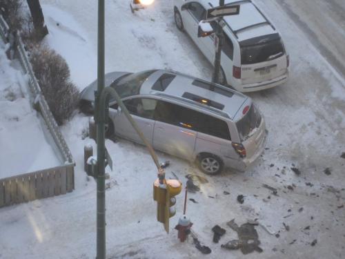 Subject: Car accident Mayor Sam Katz was involved in this accident happened approx. 8:10 this morning at Carlton and York  Paul Hupe photo winnipeg free press