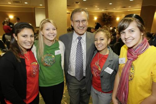 John Woods / Winnipeg Free Press / October 13, 2006 - 061013 - AIDS activist Stephen Lewis meets with College Jeanne-Sauve students (L to R) Catherine Thomas, Cassandra Hunter, Marie Loewen, and Brigette DePape in the Fairmont Hotel Friday, Oct 13/06 at the annual Canadian Association of School Administrator's conference.