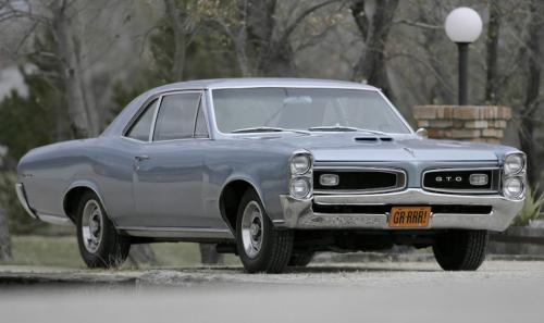 John Woods / Winnipeg Free Press / October 13, 2006 - 061013 - This 1966 Pontiac GTO belongs to Ed Hohenberg and was photographed outside his home Friday Oct 13/06.