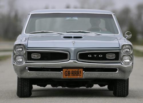 John Woods / Winnipeg Free Press / October 13, 2006 - 061013 - This 1966 Pontiac GTO belongs to Ed Hohenberg and was photographed outside his home Friday Oct 13/06.