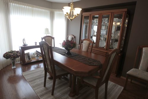 MIKE.DEAL@FREEPRESS.MB.CA 110223 - Wednesday, February 23, 2011 - Re-sale home 2 Gelley Cove in Waverley West / South Pointe dining room see Todd Lewys story MIKE DEAL / WINNIPEG FREE PRESS
