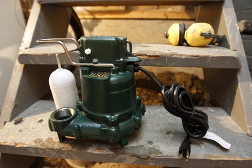 TREVOR HAGAN / WINNIPEG FREE PRESS - A sump pump ready to be installed in Linda Pearns basement. 11-02-23