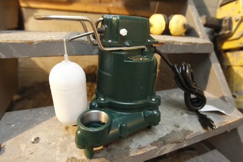 TREVOR HAGAN / WINNIPEG FREE PRESS - A sump pump ready to be installed in Linda Pearns basement. 11-02-23