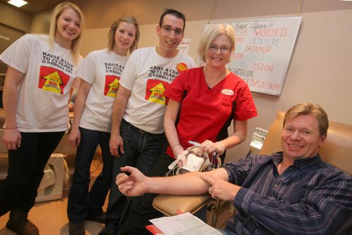 Brandon Sun RRRoll up the Sleeves--Tim Horton's staff Taylor Baraniuk, Carrie McGregor and manager Greg Crisanti joined owner Craig Pardy in giving the "gift of life" to Lori McLaren, clinic assistant phebolomist with Canadian Blood Services, during Wednesday's fourth annual "Dough-nate" blood drive which always falls during the first week of their RRRoll up the Rim contest. (Bruce Bumstead/Brandon Sun)