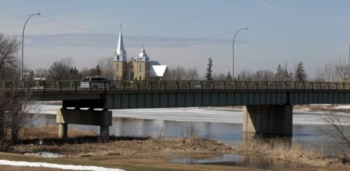 MIKE.DEAL@FREEPRESS.MB.CA 110406 - Wednesday, April 06, 2011 - A vehicle drives west over the 305 bridge in Ste. Agathe. See Bartley Kives story MIKE DEAL / WINNIPEG FREE PRESS