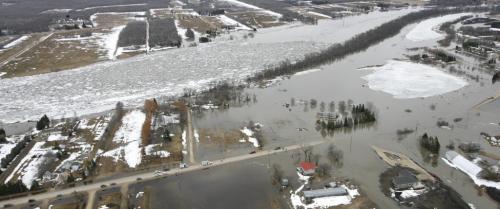 MIKE.DEAL@FREEPRESS.MB.CA 110408 - Friday, April 08, 2011 - The Red River flyover north of Winnipeg during the 2011 Flood. A house with a breached sandbag dike sits flooded off Breezy Point Rd. north of Selkirk. MIKE DEAL / WINNIPEG FREE PRESS