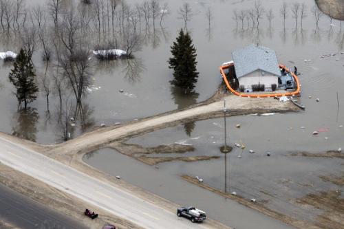 MIKE.DEAL@FREEPRESS.MB.CA 110408 - Friday, April 08, 2011 - The Red River flyover north of Winnipeg during the 2011 Flood. Houses surrounded by water along Breezy Point Rd. north of Selkirk. MIKE DEAL / WINNIPEG FREE PRESS