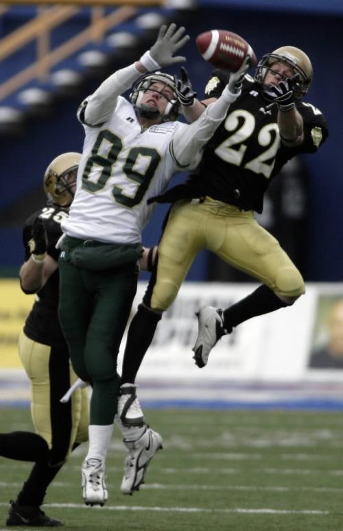 John Woods / Winnipeg Free Press / November 4, 2006 - 061104  -Bison's Mike Howard (22) goes up for the interception against Regina's Chris Getzlaf (89) in the second half of the divisional semi-finals against the Regina Rams Saturday Nov 4/06.     Bisons won 44-29.