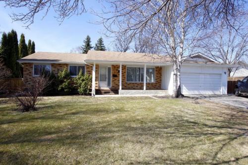 BORIS.MINKEVICH@FREEPRESS.MB.CA   BORIS MINKEVICH / WINNIPEG FREE PRESS 110425 SOLD HOMES - 141 Linacre Rd. (Ft. Ricmond)