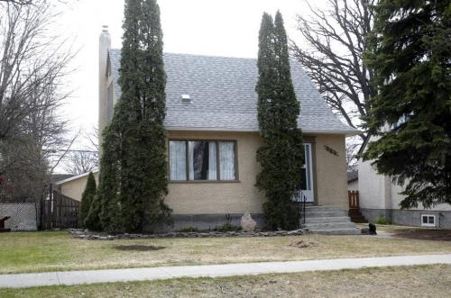 BORIS.MINKEVICH@FREEPRESS.MB.CA   BORIS MINKEVICH / WINNIPEG FREE PRESS 110427 SOLD HOMES - 154 Stranmillis Ave.