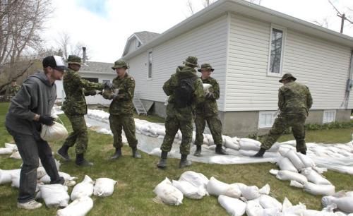 MIKE.DEAL@FREEPRESS.MB.CA 110511 - Wednesday, May 11, 2011 -  Members of the reserve based out of the Minto Armoury help sandbag homes in Elie, MB.  MIKE DEAL / WINNIPEG FREE PRESS