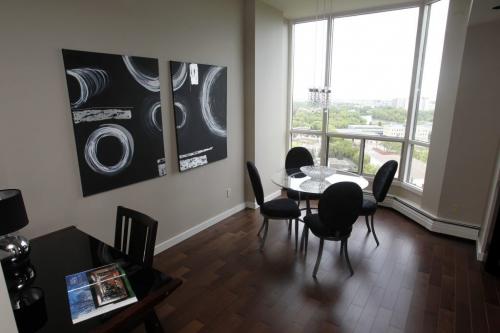 BORIS.MINKEVICH@FREEPRESS.MB.CA   BORIS MINKEVICH / WINNIPEG FREE PRESS 110530 Top floor suite at 160 Tuxedo Blvd for sale. Resale home shoot. Realtor Lainey Danzker.