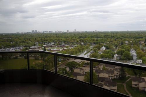 BORIS.MINKEVICH@FREEPRESS.MB.CA   BORIS MINKEVICH / WINNIPEG FREE PRESS 110530 Top floor suite at 160 Tuxedo Blvd for sale. Resale home shoot. Realtor Lainey Danzker.