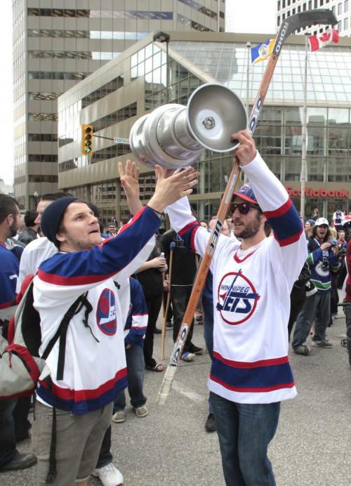 MIKE.DEAL@FREEPRESS.MB.CA 110531 - Tuesday, May 31, 2011 -  Hockey fans gathered at Portage and Main to celebrate the return of the NHL to Winnipeg, MB. MIKE DEAL / WINNIPEG FREE PRESS
