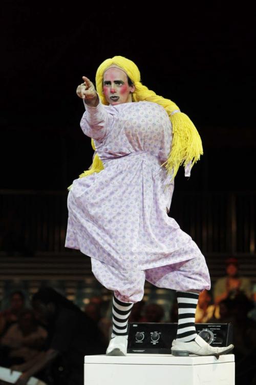 BORIS.MINKEVICH@FREEPRESS.MB.CA   BORIS MINKEVICH / WINNIPEG FREE PRESS 110603 Royal Canadian Circus Show. Grant Park Mall parking lot. Comedy clown named Piolita.