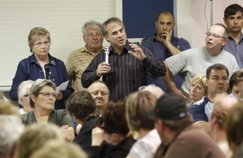 BORIS.MINKEVICH@FREEPRESS.MB.CA   BORIS MINKEVICH / WINNIPEG FREE PRESS 110612 Lake Manitoba flood meeting at the Charleswood Legion. A packed house. Elden Fetterly blasts out a question to the officials.