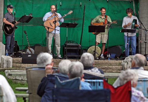 Brandon Sun Neepawa Celtic and folk band "Swamp Gas" performs at the first Music in the Parks concert, Tuesday evening at Princess Park. (Colin Corneau photos)