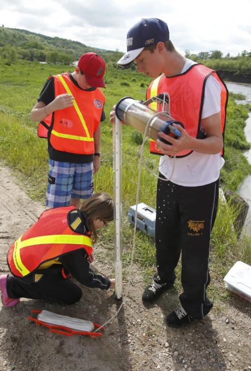 BORIS.MINKEVICH@FREEPRESS.MB.CA   BORIS MINKEVICH / WINNIPEG FREE PRESS 110616 Students from Nellie McClung Collegiate participate in the River Watch program in which they take water samples from various rivers in south western Manitoba. Megan Lea(down), Brendon Collins, Cody Jordan(right).