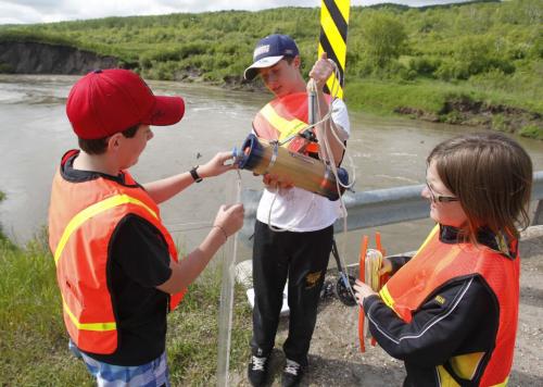 BORIS.MINKEVICH@FREEPRESS.MB.CA   BORIS MINKEVICH / WINNIPEG FREE PRESS 110616 Students from Nellie McClung Collegiate participate in the River Watch program in which they take water samples from various rivers in south western Manitoba. Cody Jordan, Brendon Collins, Megan Lea.