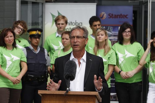 BORIS.MINKEVICH@FREEPRESS.MB.CA   BORIS MINKEVICH / WINNIPEG FREE PRESS 110629 Mentoring Youth press conference at Stantec. Bob Silver speaks to the crowd.