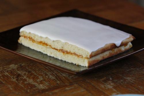 BORIS.MINKEVICH@FREEPRESS.MB.CA   BORIS MINKEVICH / WINNIPEG FREE PRESS 110704 Recipe Swap - Apricot Mazurka Cake.