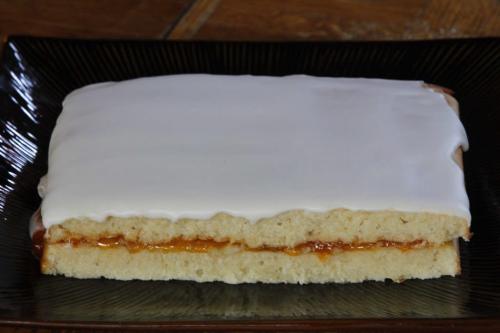 BORIS.MINKEVICH@FREEPRESS.MB.CA   BORIS MINKEVICH / WINNIPEG FREE PRESS 110704 Recipe Swap - Apricot Mazurka Cake.