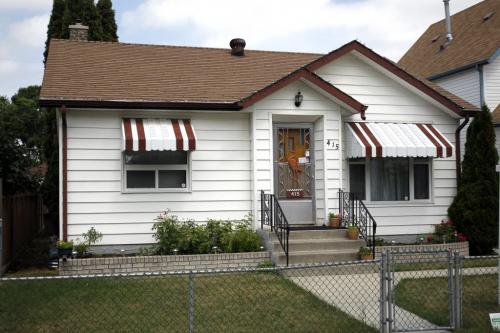 Sold home -415 Washington . July 20, 2011 (BORIS MINKEVICH / WINNIPEG FREE PRESS)