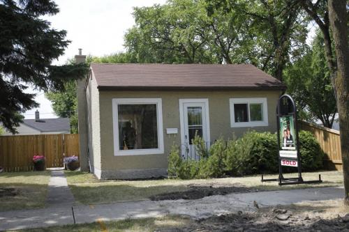 Sold home - 913 Leola. July 20, 2011 (BORIS MINKEVICH / WINNIPEG FREE PRESS)