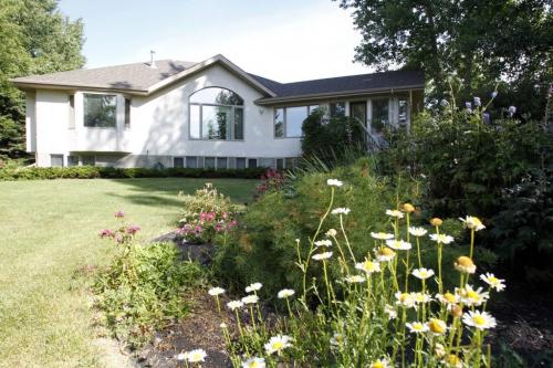 Homes - La Salle home for sale. 22 River Ridge Road. July 26, 2011 (BORIS MINKEVICH / WINNIPEG FREE PRESS)