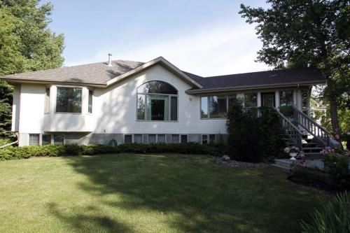 Homes - La Salle home for sale. 22 River Ridge Road. July 26, 2011 (BORIS MINKEVICH / WINNIPEG FREE PRESS)