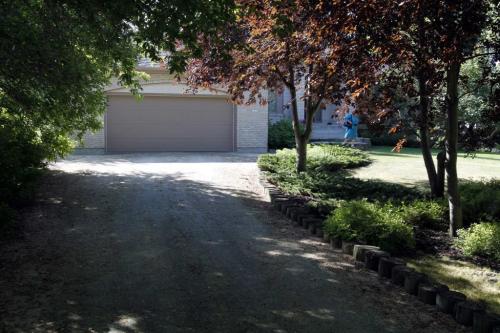 Homes - La Salle home for sale. 22 River Ridge Road. July 26, 2011 (BORIS MINKEVICH / WINNIPEG FREE PRESS)