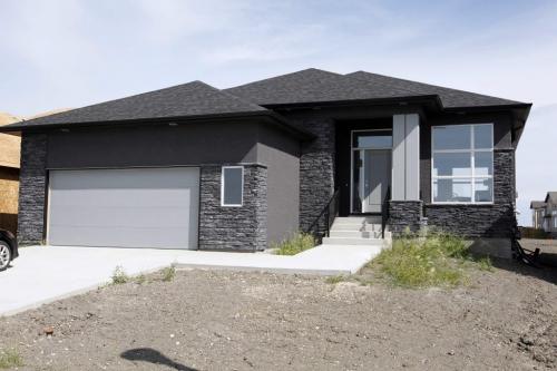 Homes - 87 Blue Sun Drive. Sage Creek. July 26, 2011 (BORIS MINKEVICH / WINNIPEG FREE PRESS)