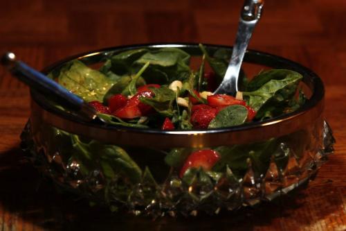 RECIPE SWAP - Spinach + Strawberry Salad. August 1, 2011 (BORIS MINKEVICH / WINNIPEG FREE PRESS)
