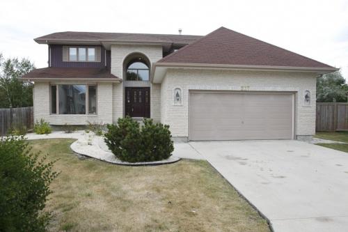 HOMES - 227 Southbridge Drive. August 3, 2011 (BORIS MINKEVICH / WINNIPEG FREE PRESS)