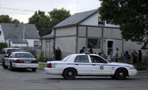 Stabbing scene near 1482 Bannatyne Avenue West. August 7, 2011 (BORIS MINKEVICH / WINNIPEG FREE PRESS)